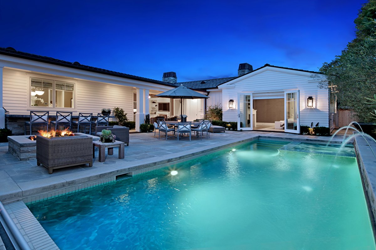 Частный дом с бассейном