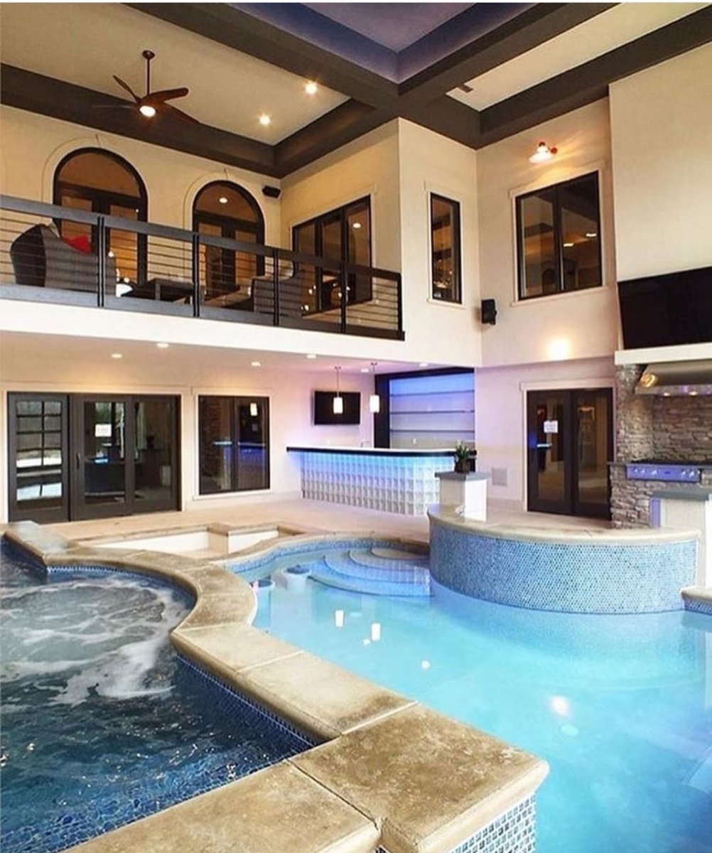 Двухэтажный дом с бассейном внутри