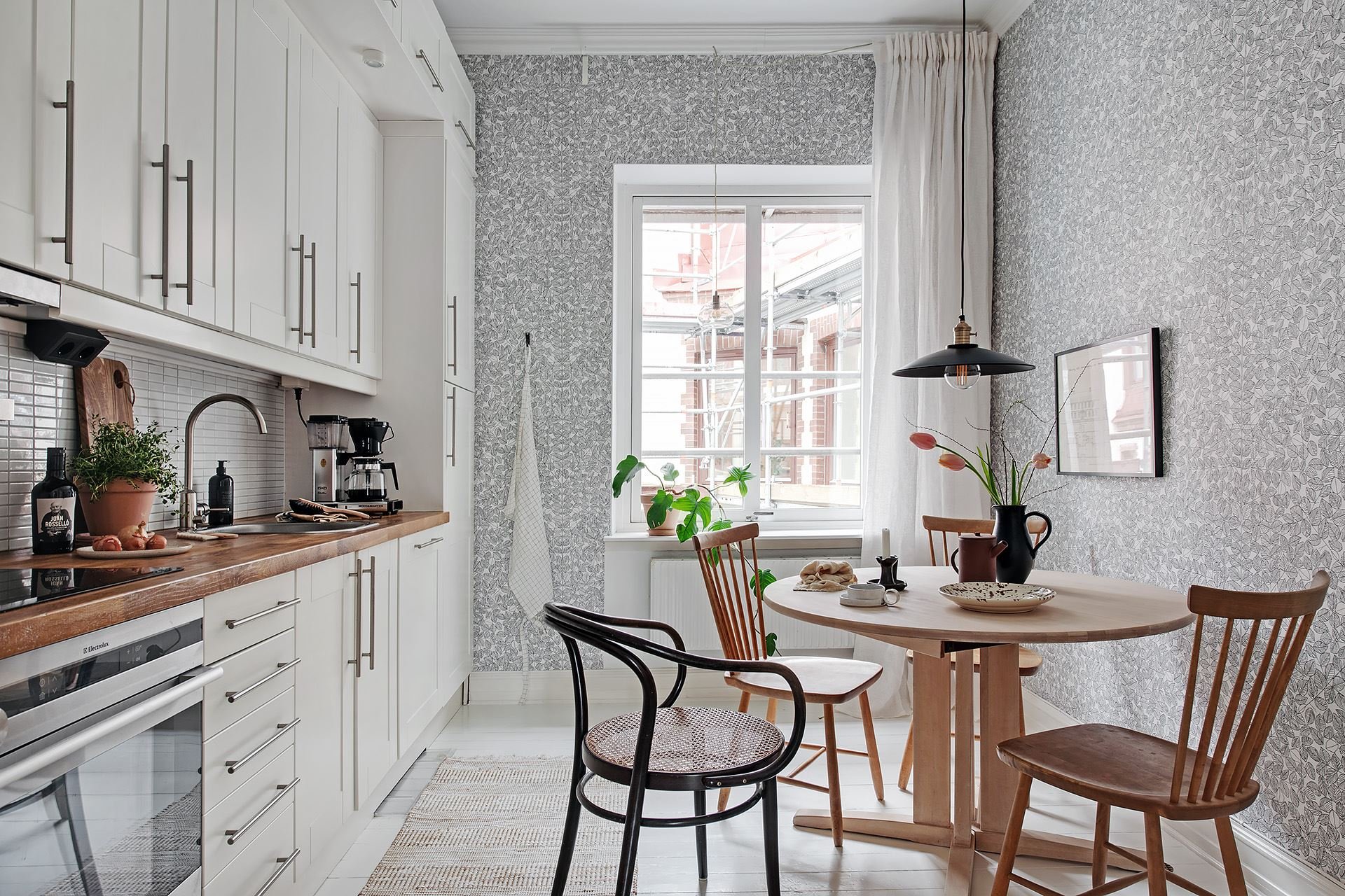 Кухня в скандинавском стиле с обоями в цветочек
