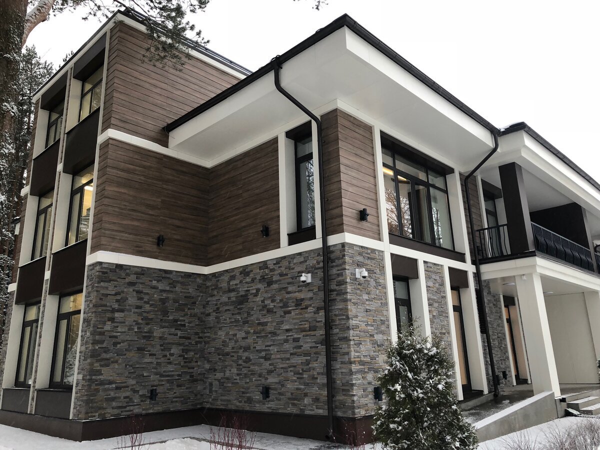 Комбинированная отделка фасада дома