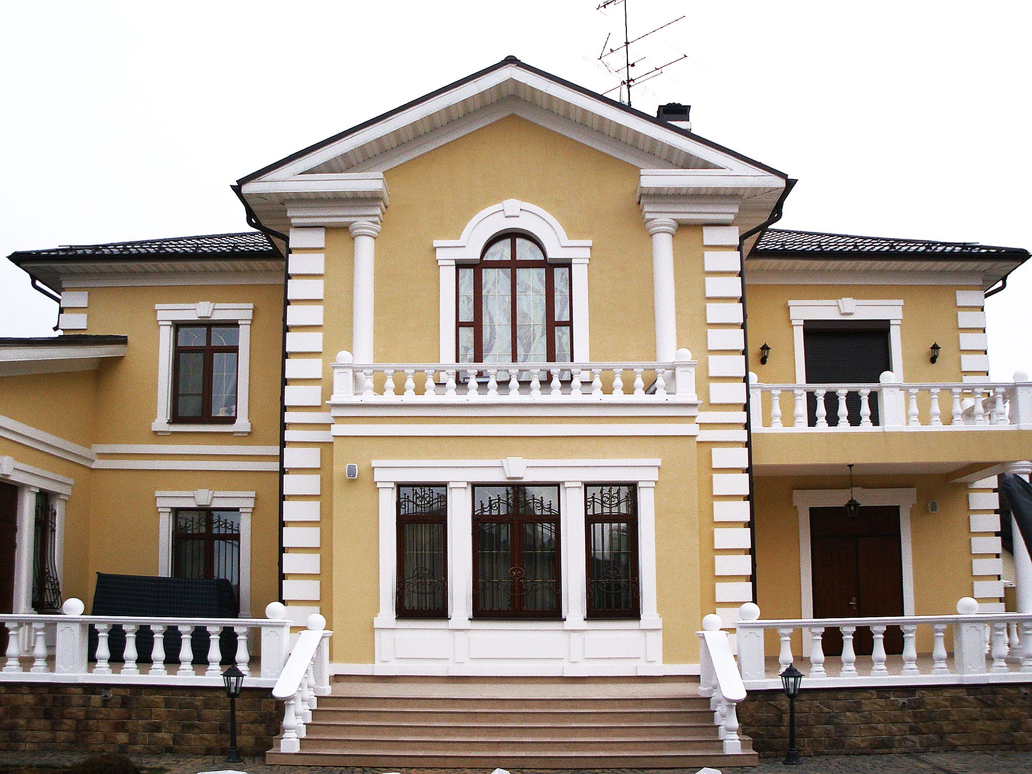 Дом с лепниной на фасаде (45 фото)