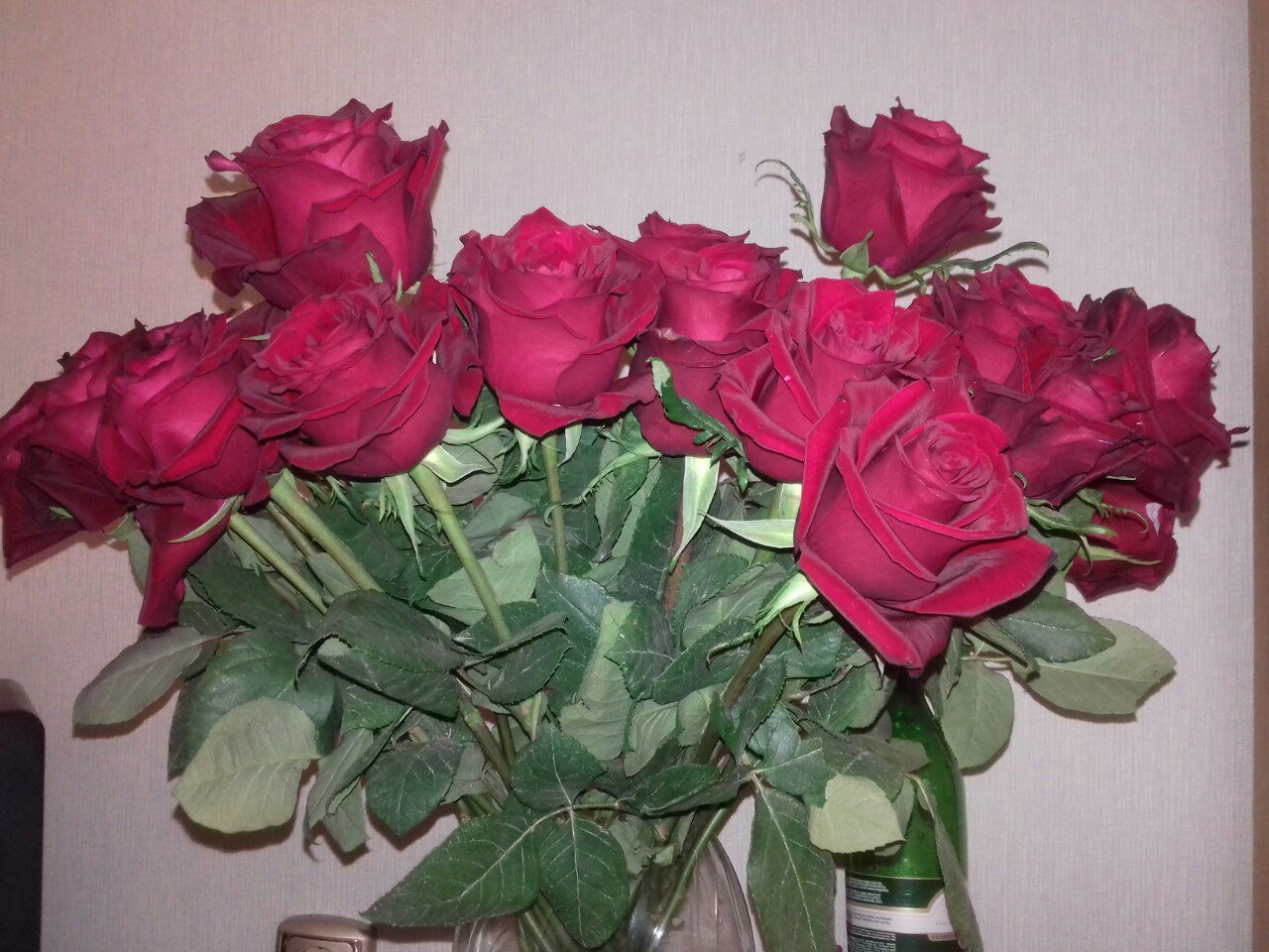 Чтобы букет роз долго простоял. Розы в вазе дома. Букет в вазе дома. Букет роз в вазе дома. Букеты роз стоят в вазе дома.