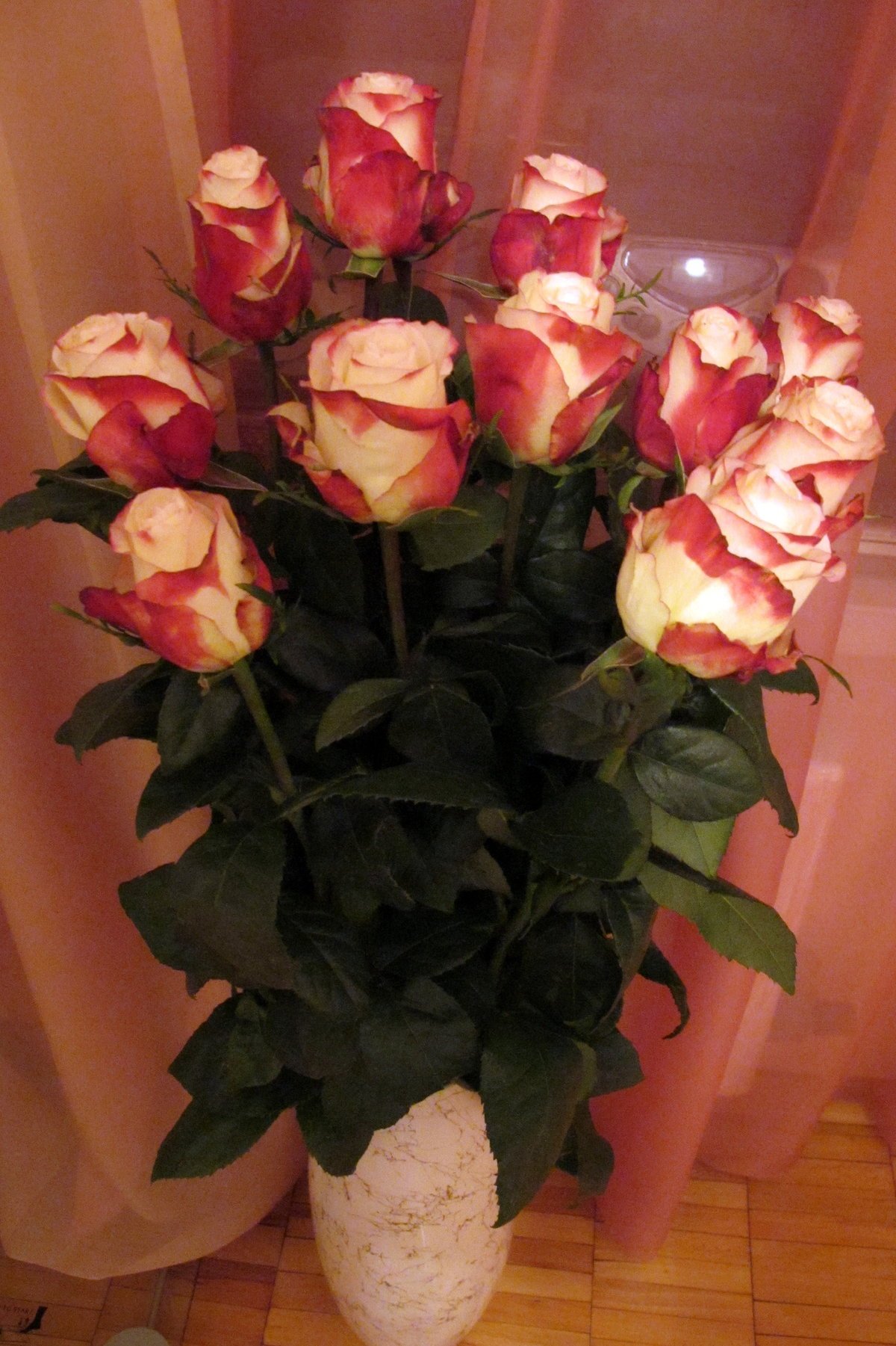 Букет роз в вазе дома - 73 фото