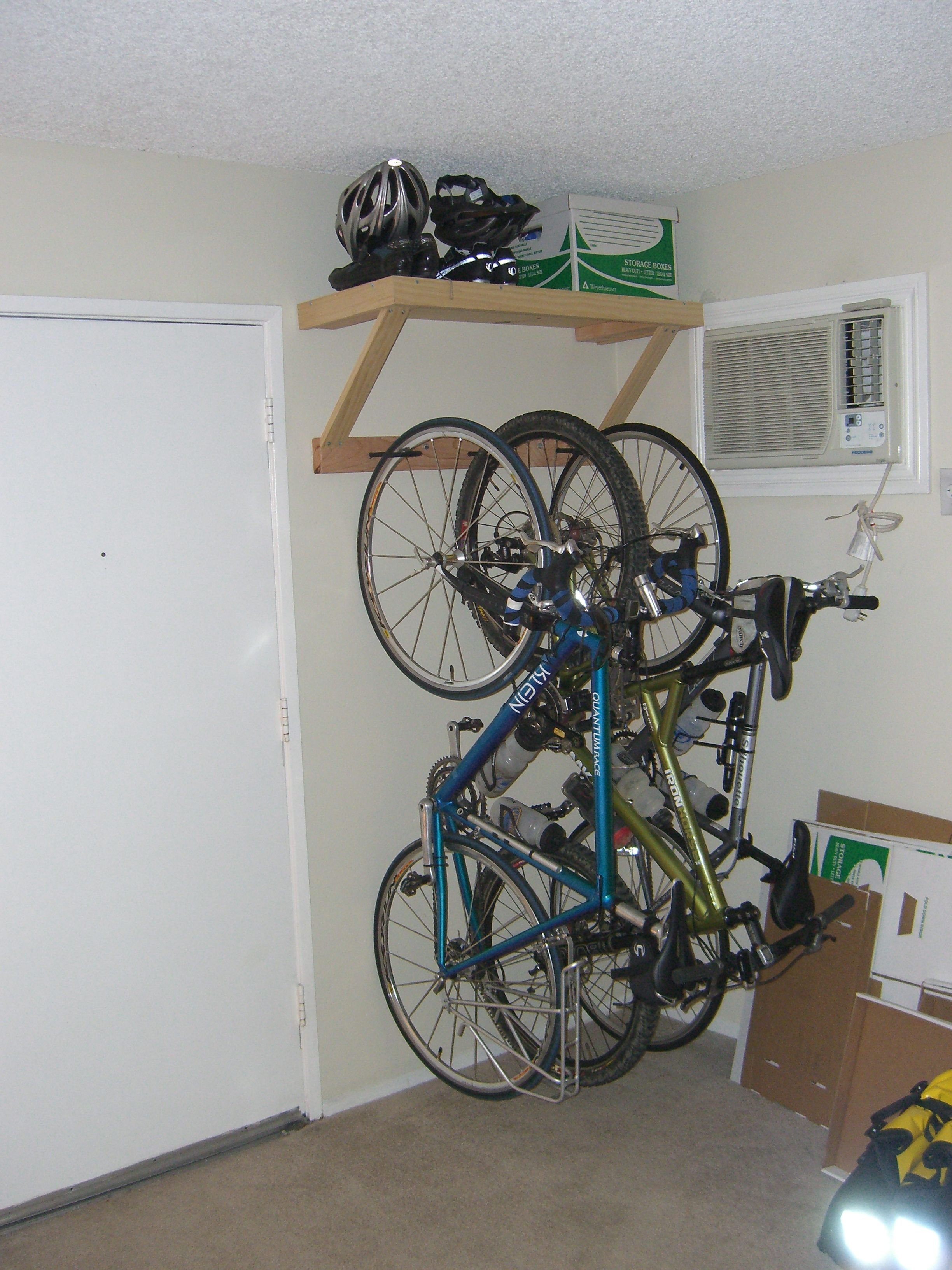 Можно ставить велосипед на. Велосипед в кладовке. Место для хранения велосипеда. Идеи для хранения велосипеда. Хранение велосипеда в кладовой.