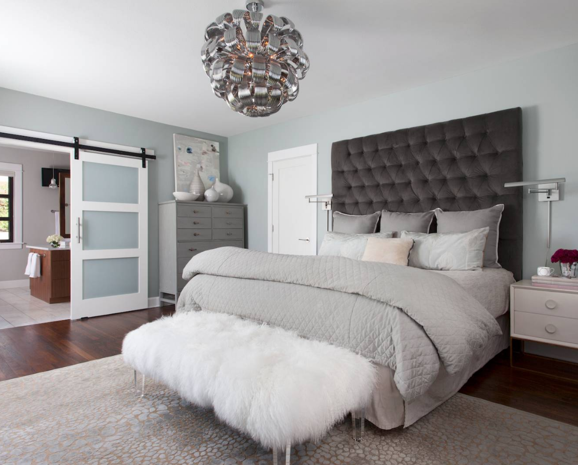 Светло серая кровать в интерьере