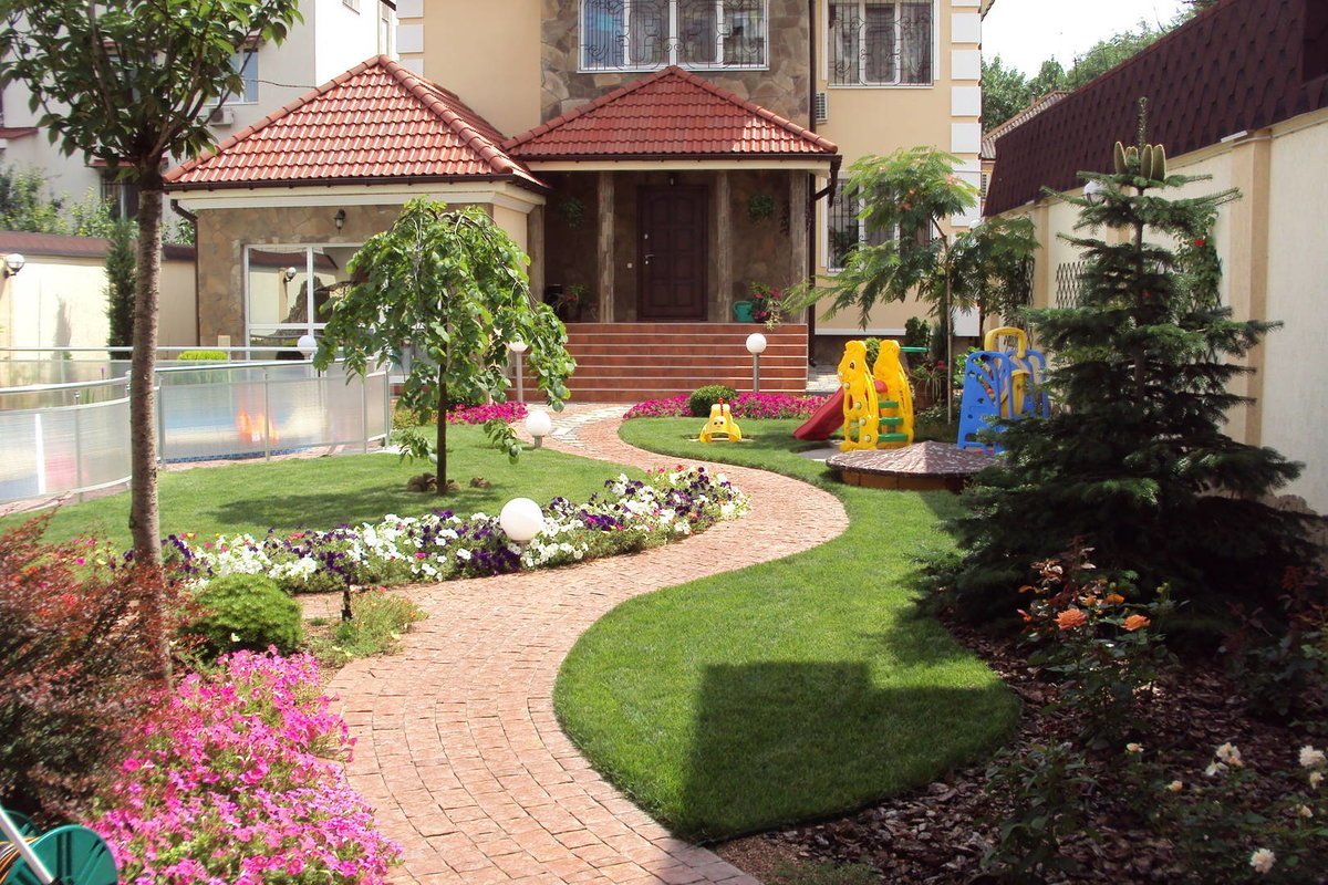 Дорожка перед домом