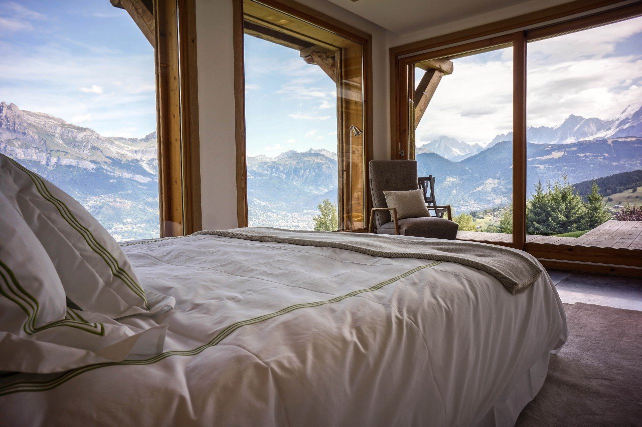 Спальня с видом на горы - 79 фото