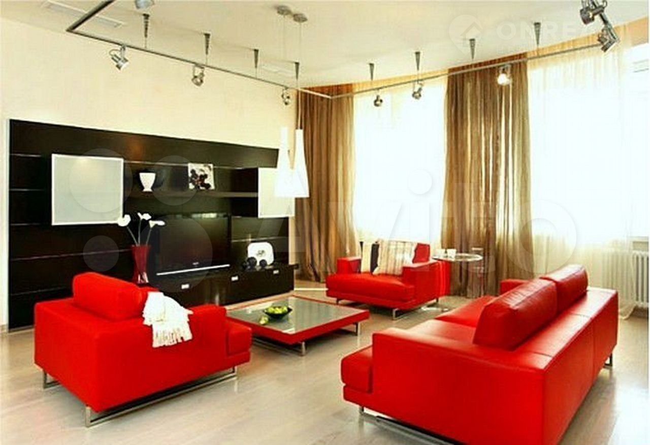 Красный диван в интерьере гостиной - 73 фото
