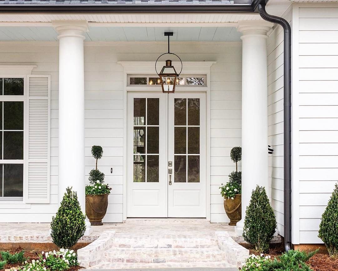 Входные двери для частного дома белые