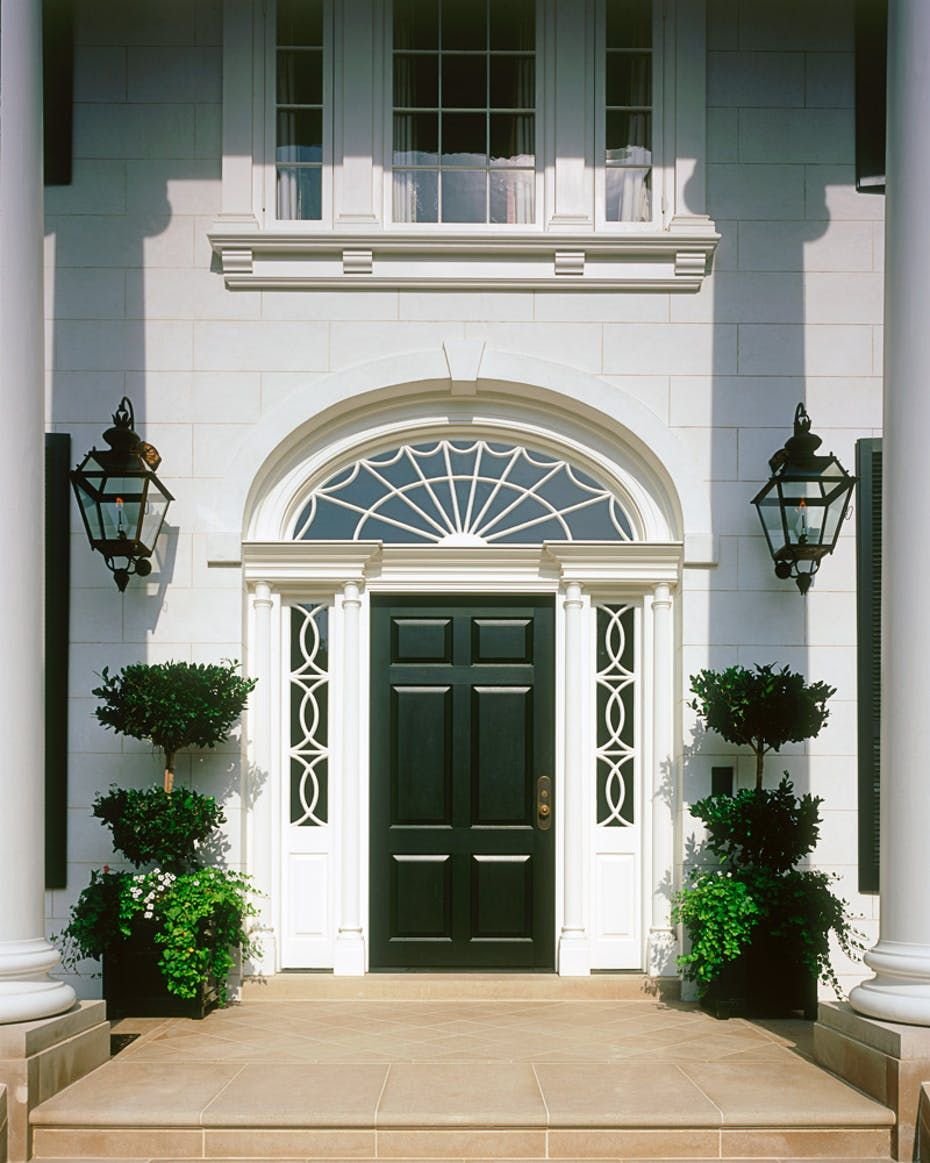 Входная дверь в особняк