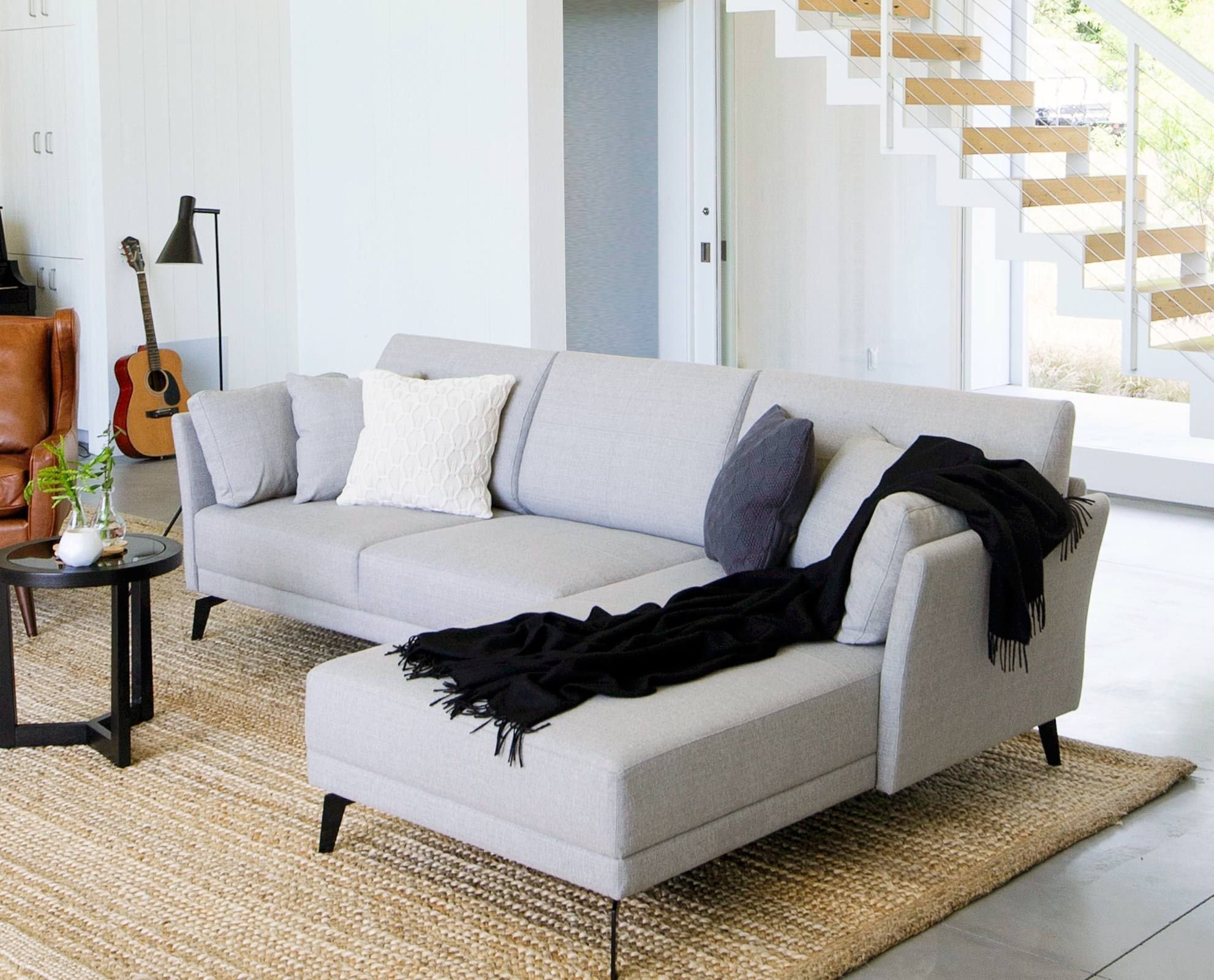Угловой диван в стиле Сканди