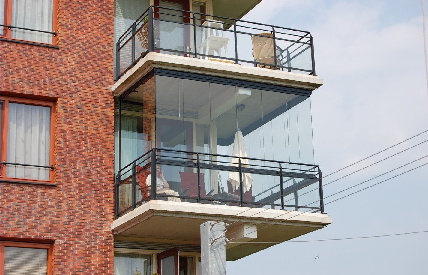 Прозрачный балкон. Безрамное остекление французского балкона. Стеклянный балкон. Застекленный балкон.