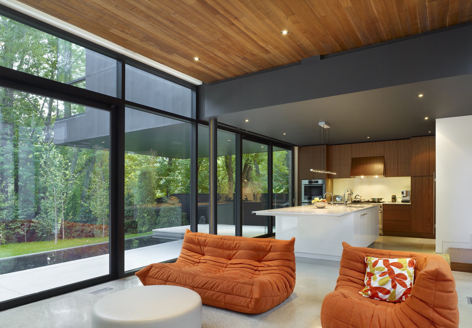 Особенности выбора классического деревянного финского дома со стеклянным фасадом