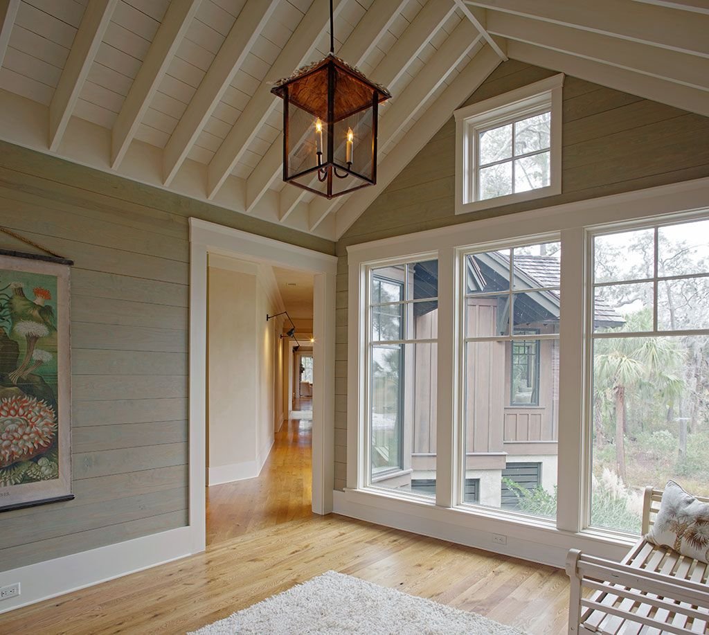 Дом с большими окнами из вагонки