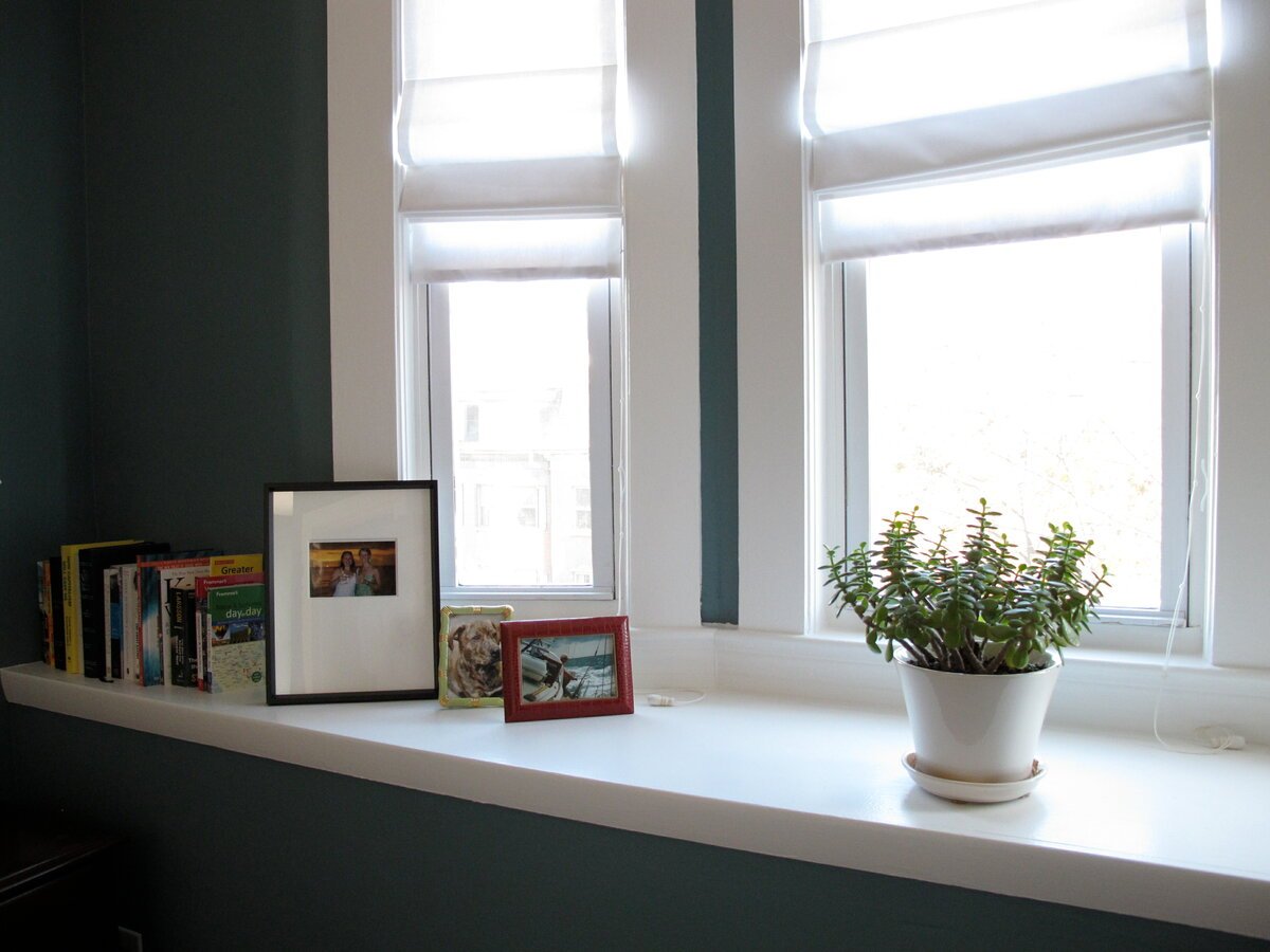 Цветные подоконники в интерьере