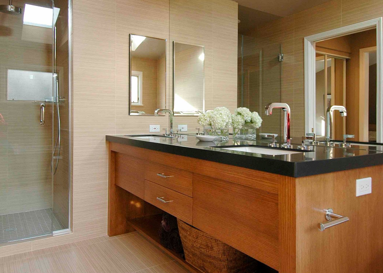 Современные столешницы для ванной. Ванная комната со столешницей. Ванная с большой столешницей. Столешница с двумя раковинами. Ванная комната с двумя раковинами.