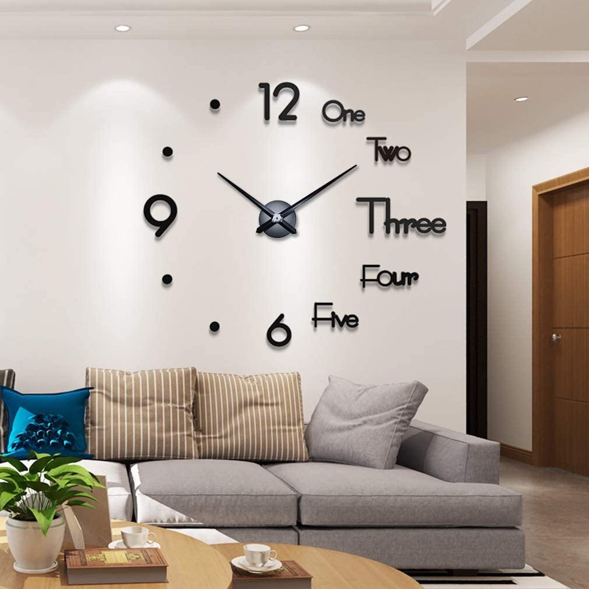 часы и картины на одной стене в интерьере