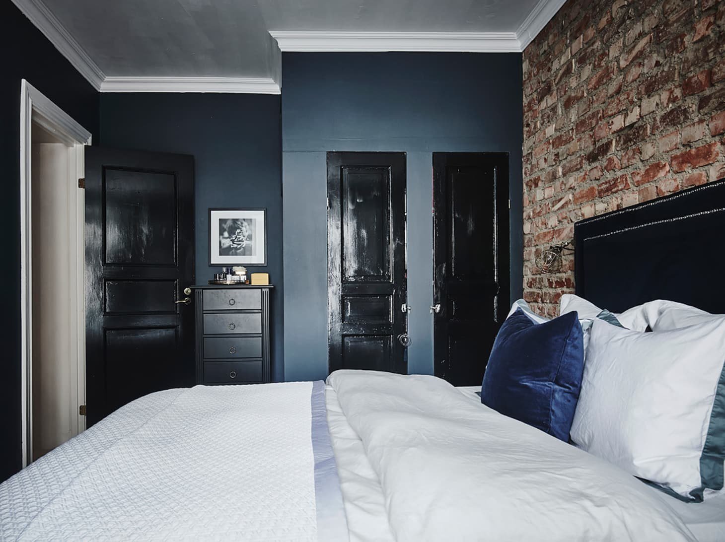 Темный пол голубые стены. Темно синяя спальня. Темные стены в интерьере спальни. Голубая спальня лофт. Спальня с темными стенами.