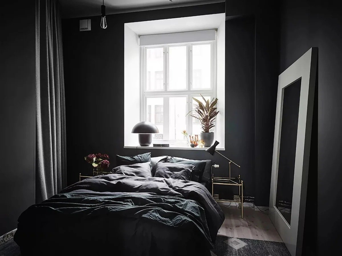 Дизайн спальни с темными обоями - 70 фото