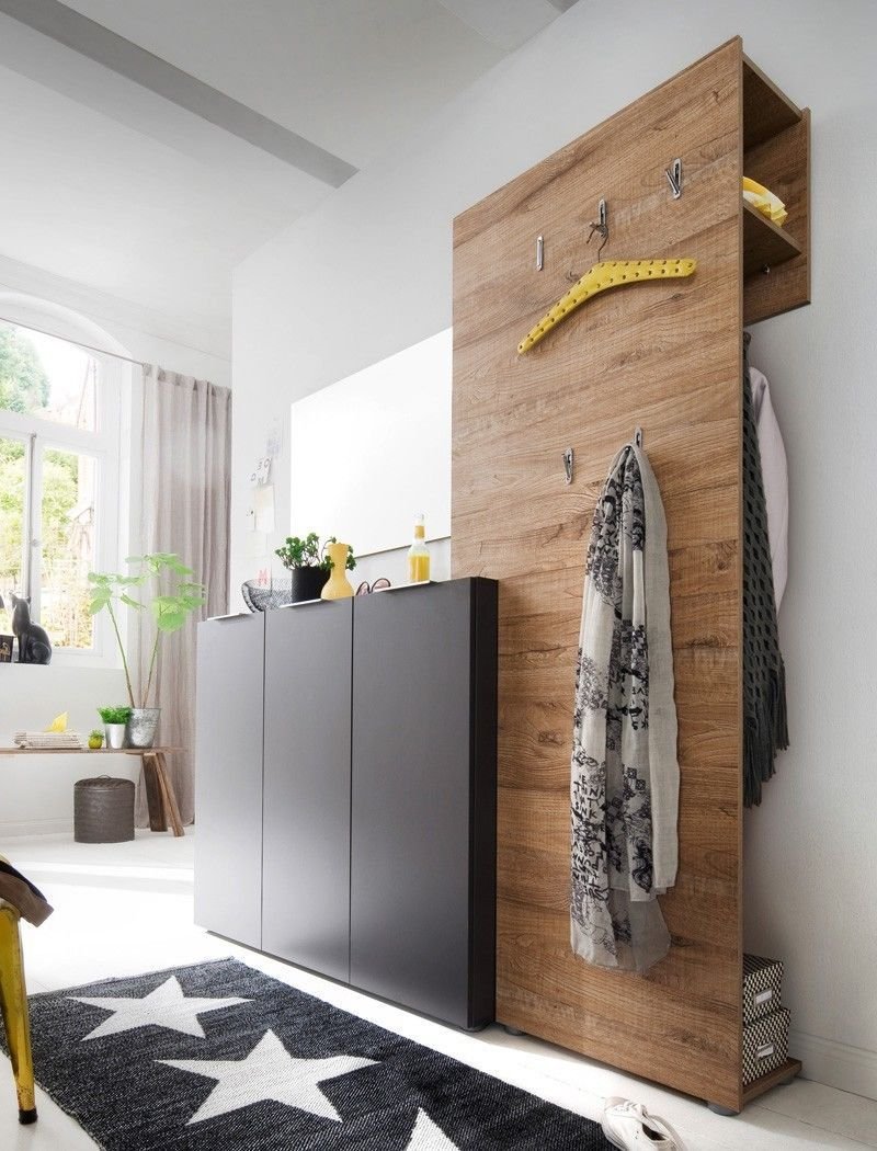 Керамогранит на стене в прихожей