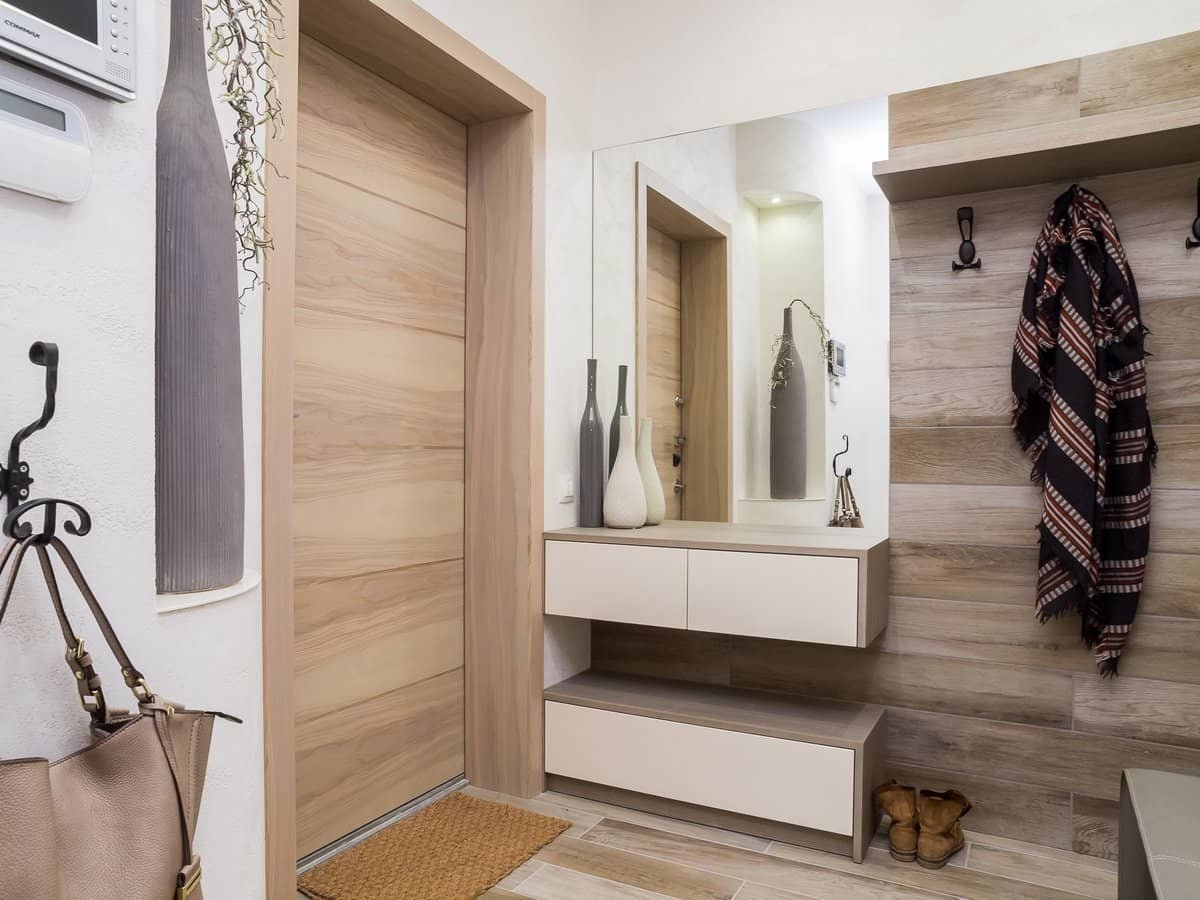 Прихожая с большим зеркалом