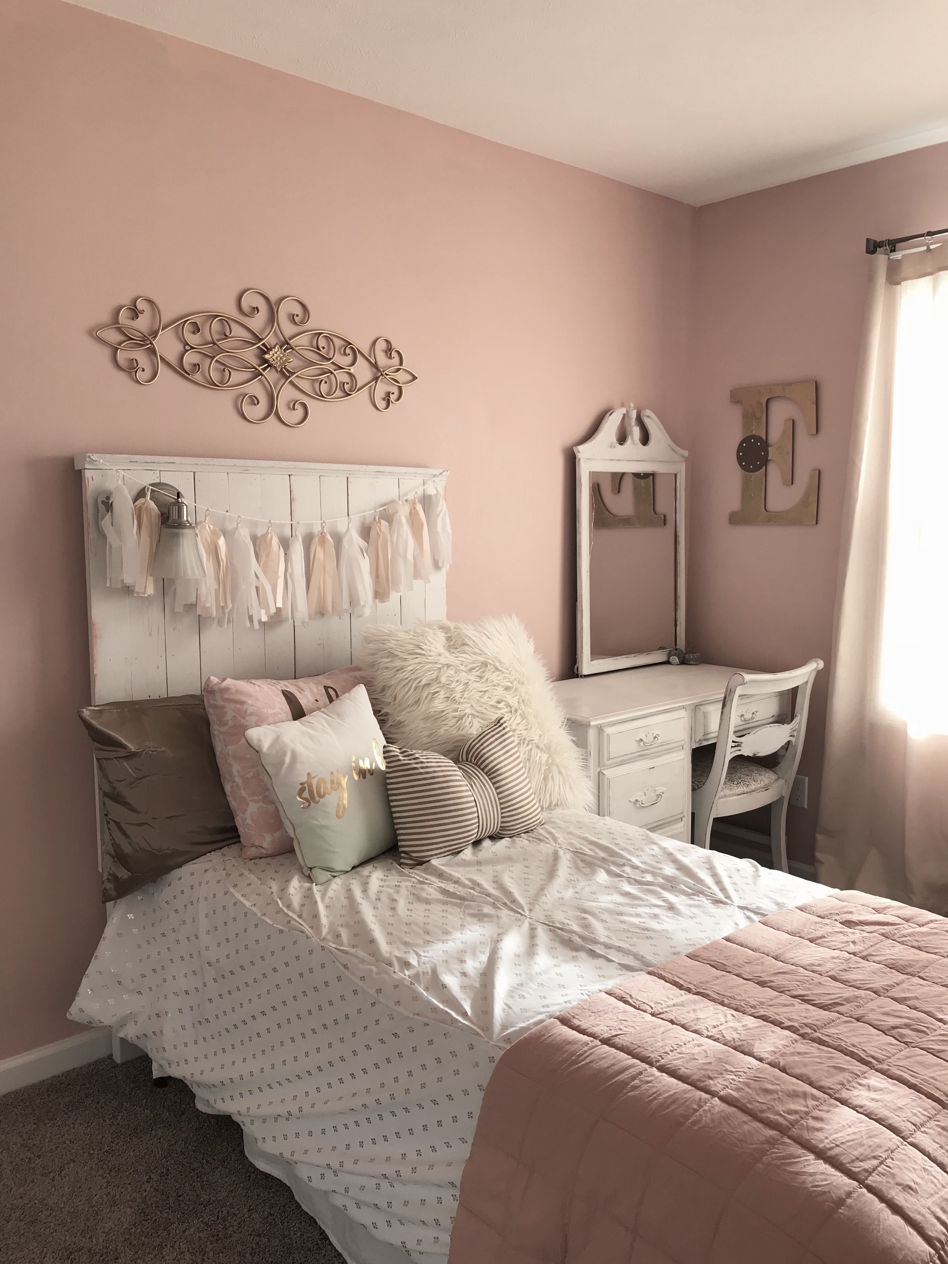 Бледно розово коричневый. Спальня в розово бежевых тонах. Комната для девочки в пастельных тонах. Спальная комната в пастельных тонах. Бежевая комната для девочки подростка.