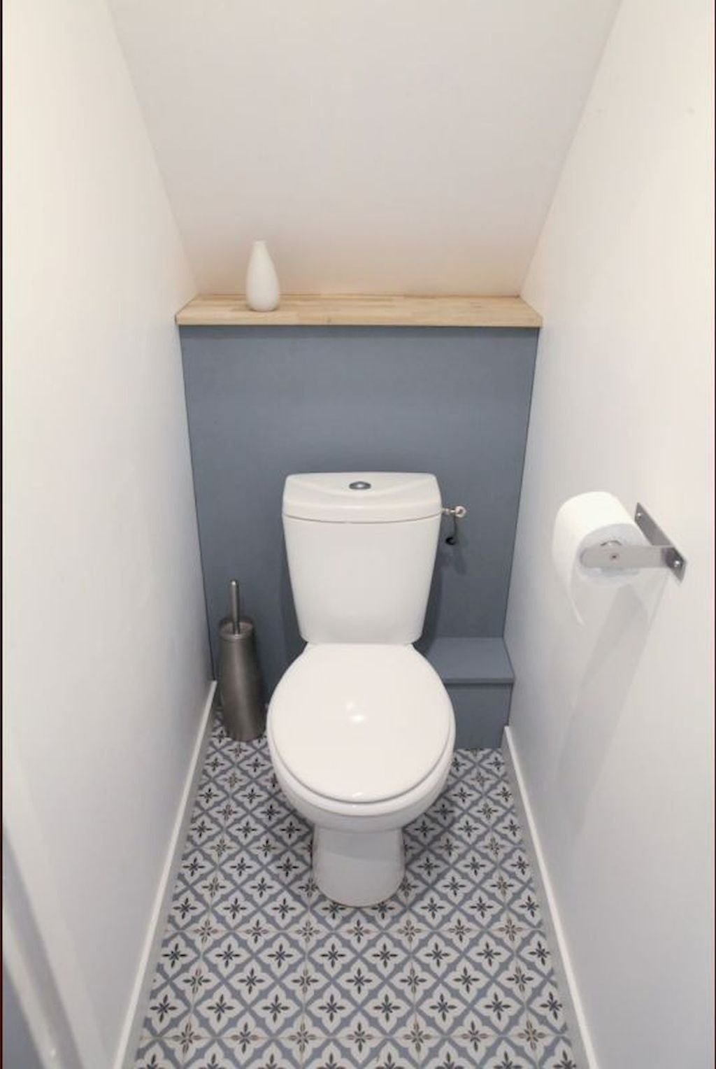 Подиум для унитаза. Интерьер туалета маленького. Маленький узкий туалет. Отделка маленького туалета. Интерьер туалета с инсталляцией.