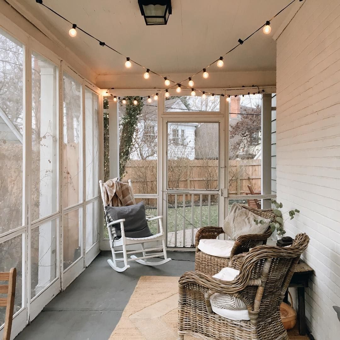 Закрытая терраса в частном доме зелено коричневая