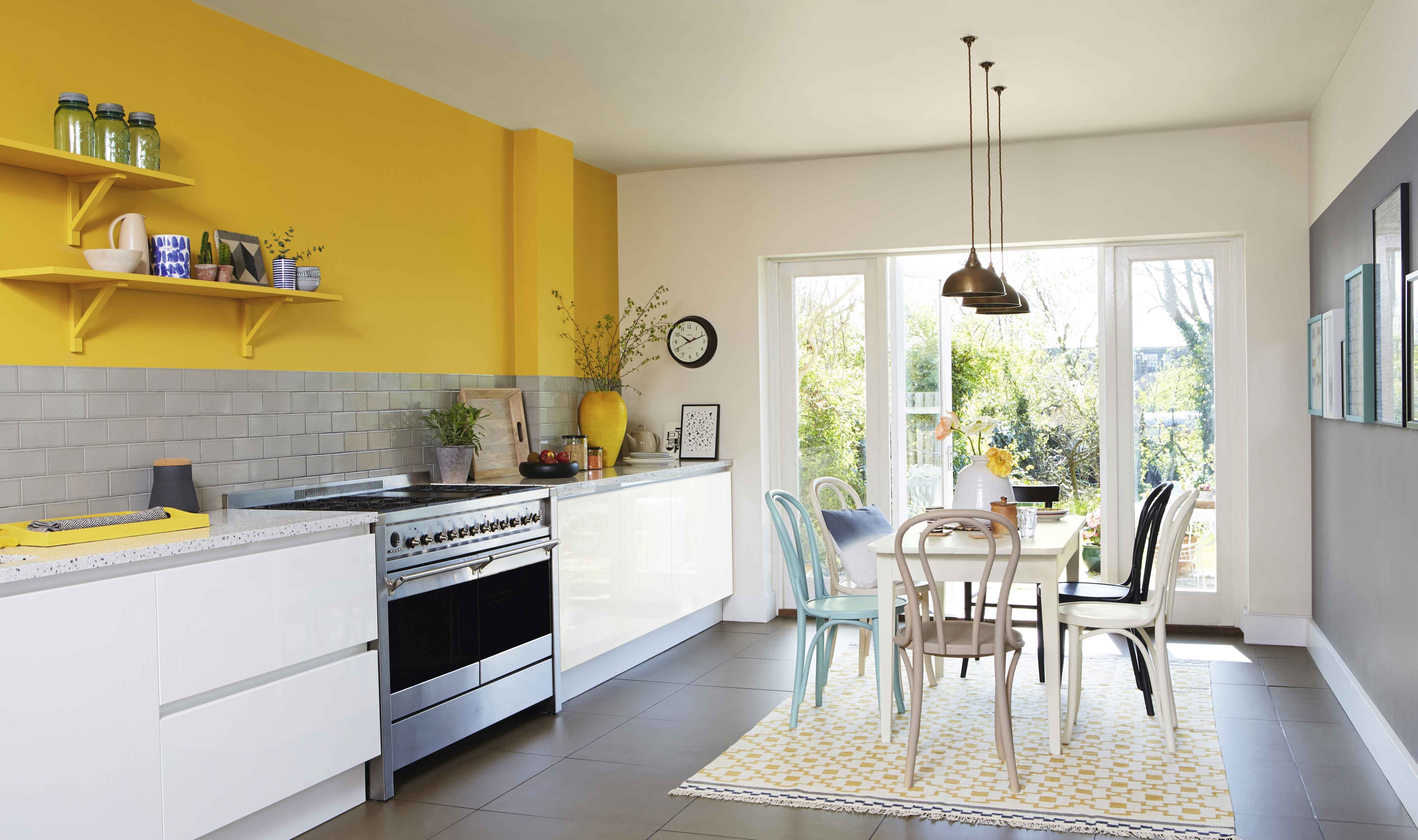 Бело желтая кухня. Желтые стены в интерьере. Желтая кухня в интерьере. Сочетание желтого в интерьере. Лимонный цвет стен на кухне.