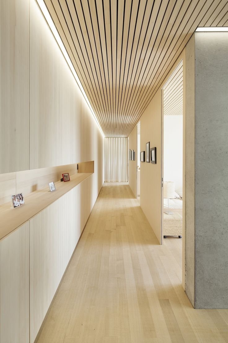 Потолок из деревянных реек в ванной