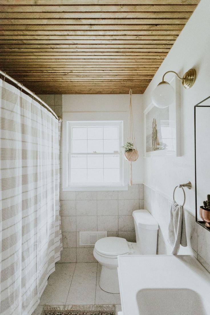 Реечный деревянный потолок в ванную