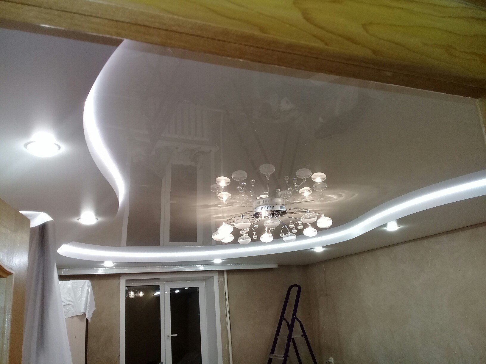Натяжные потолки двухуровневые с подсветкой для зала фото