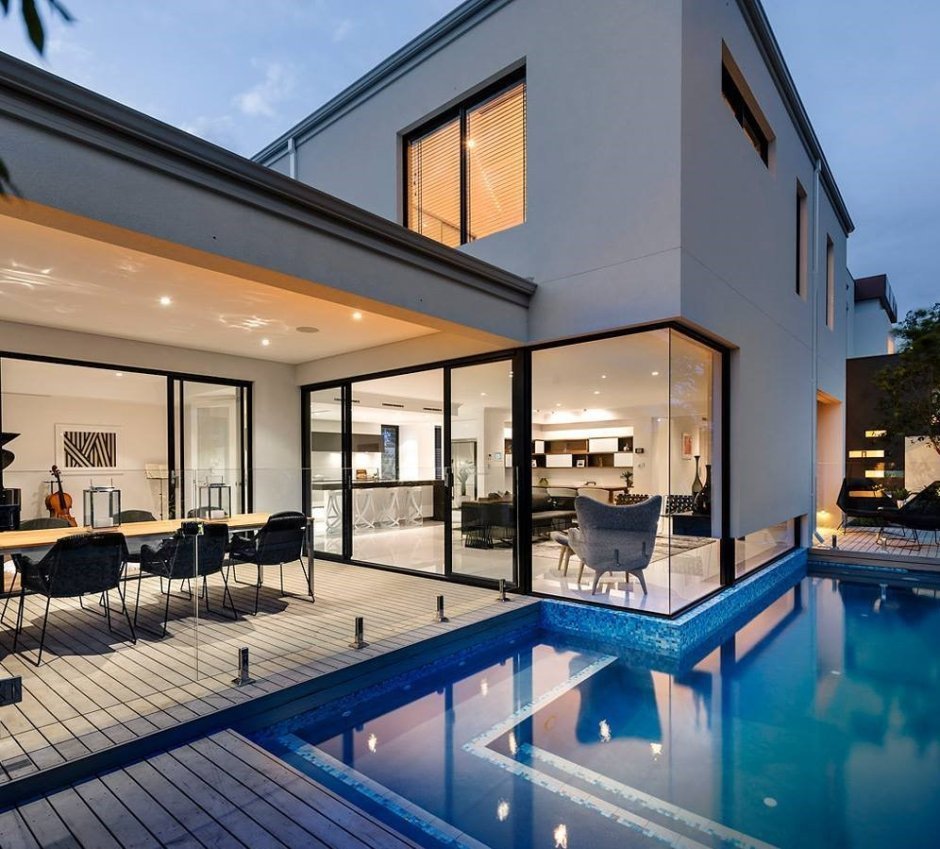 Двухэтажный дом с террасой и бассейном