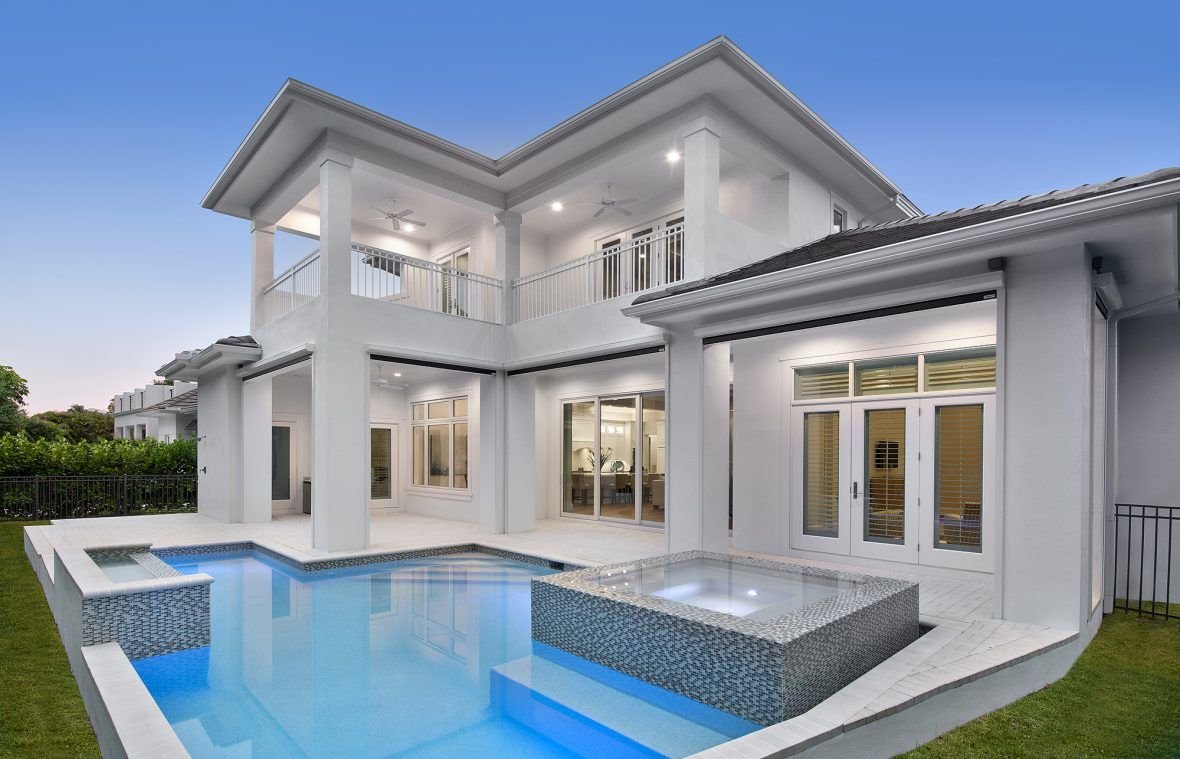 Двухэтажный дом с террасой и бассейном