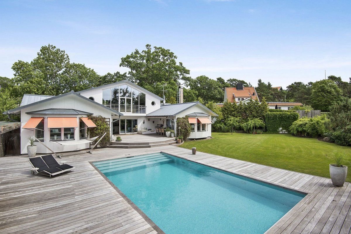 Маленький дом с бассейном