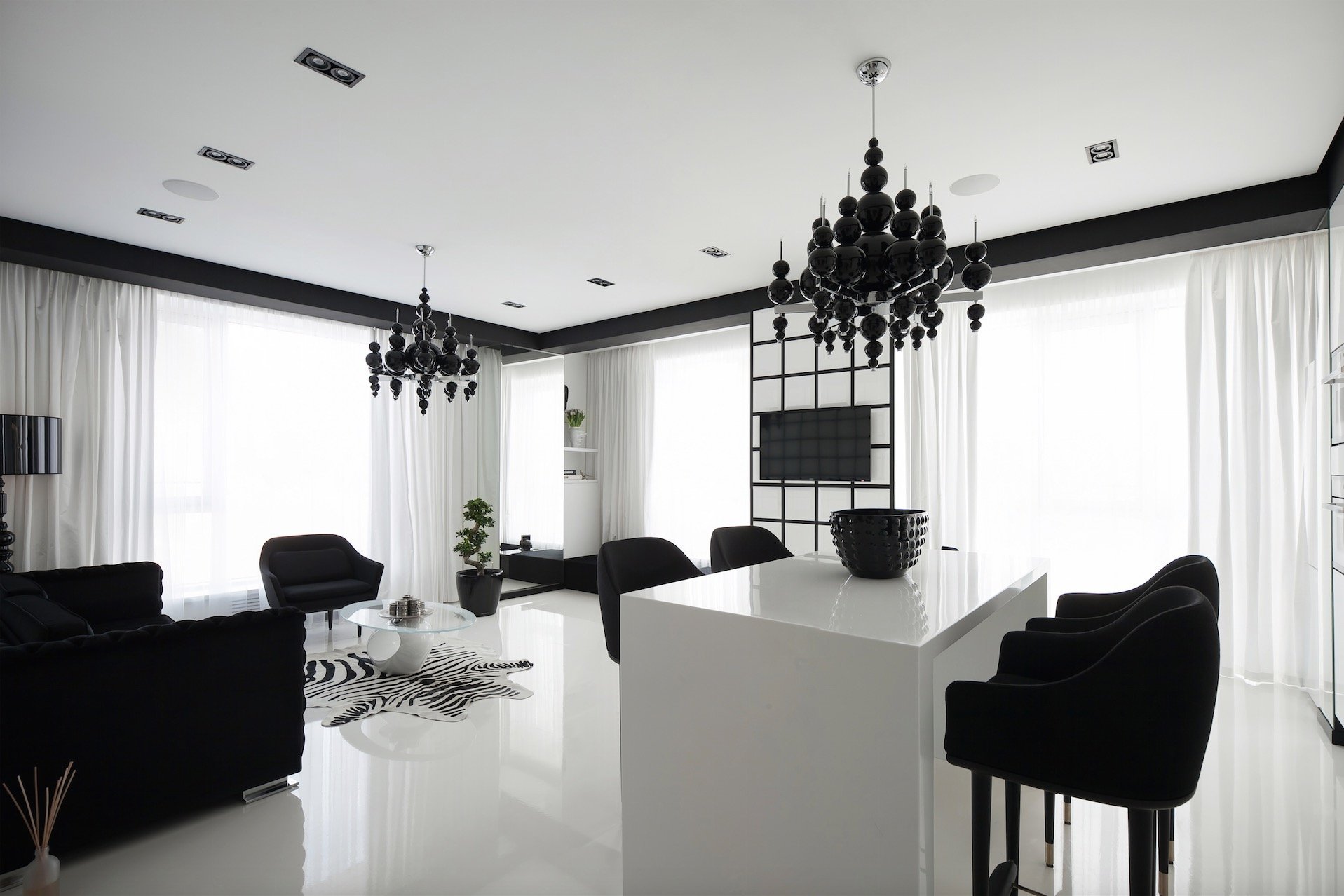 Черно белая гостиная. Черный глянцевый потолок. Черно белый стиль в интерьере. Минимализм в интерьере. Черно белый интерьер.