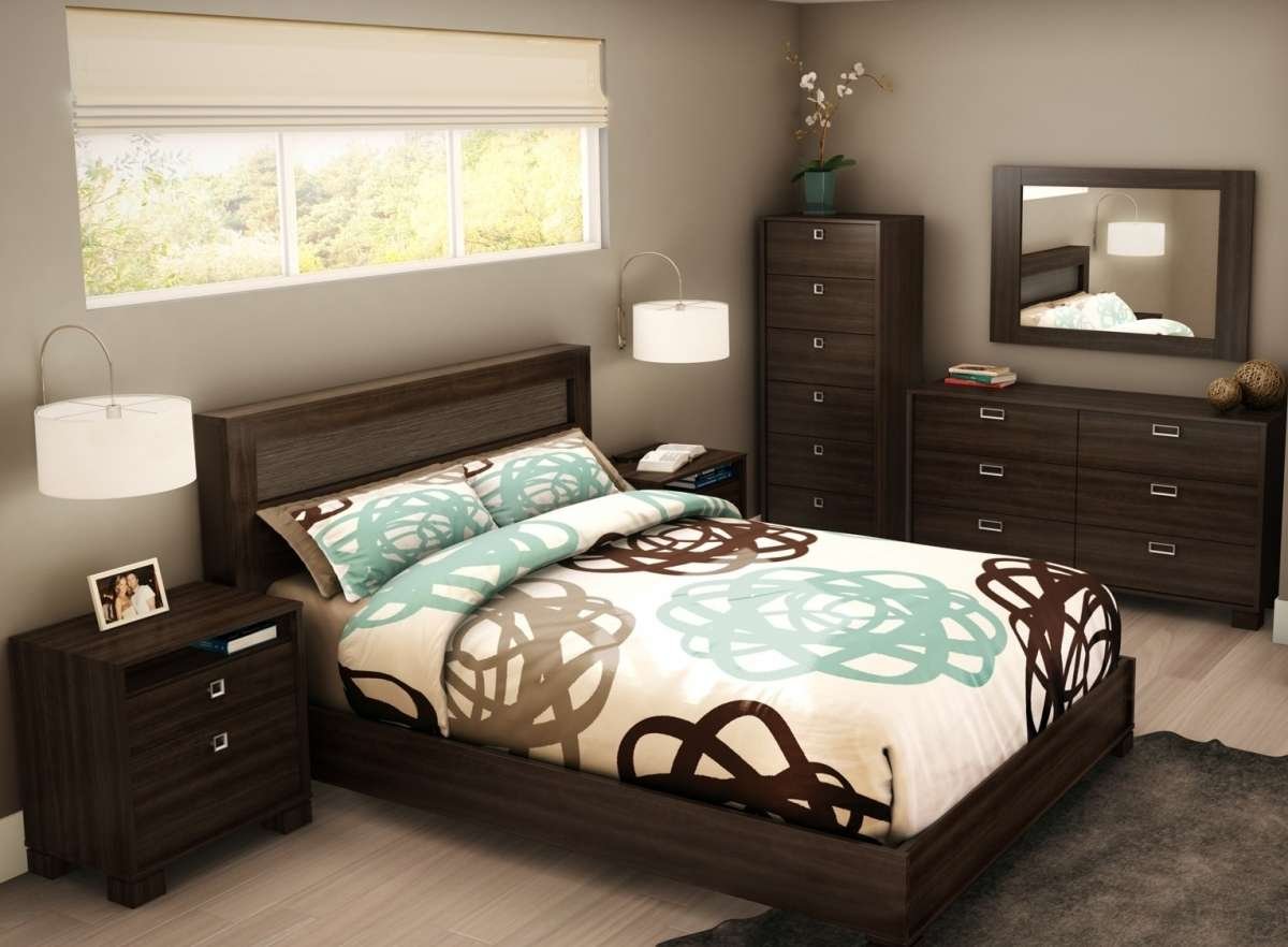 Маленькая спальня с темной мебелью