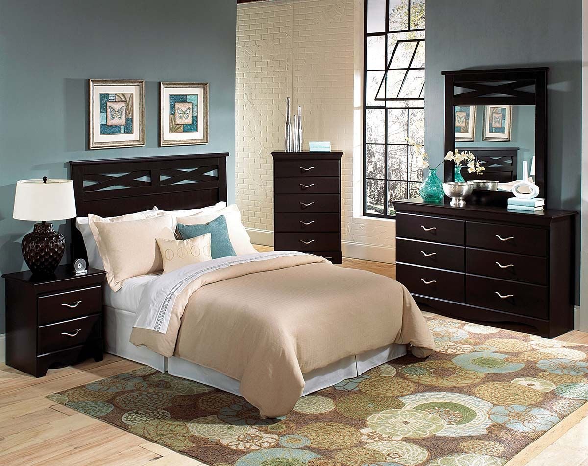 Спальня с коричневой мебелью