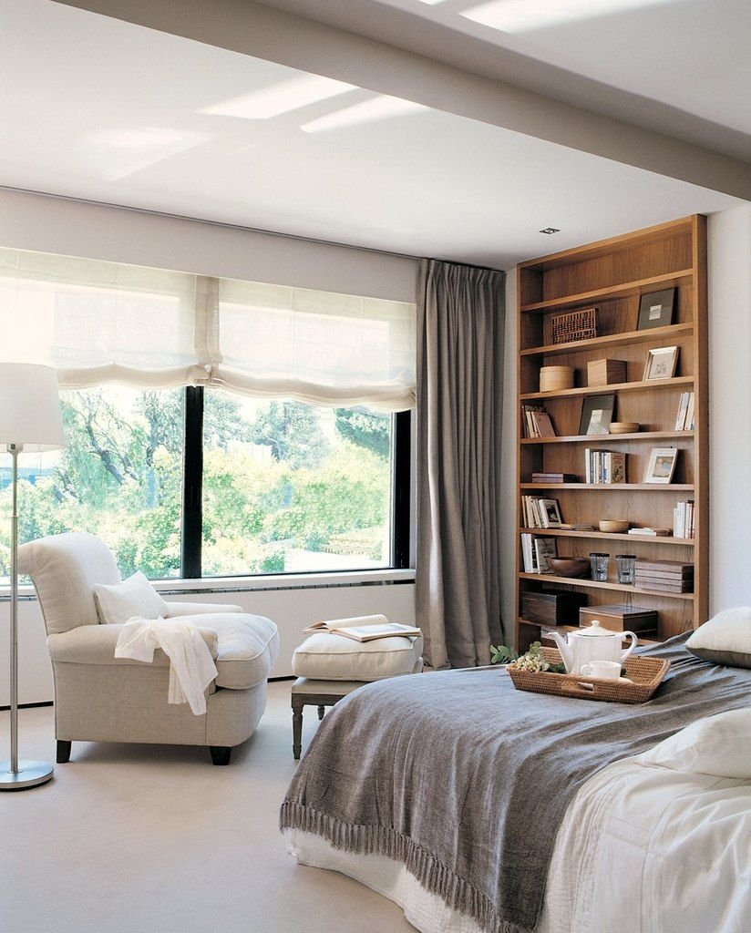 Спальня с рабочим местом у окна