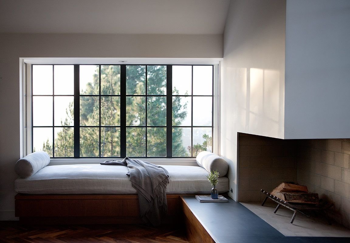 Комната с окном посередине