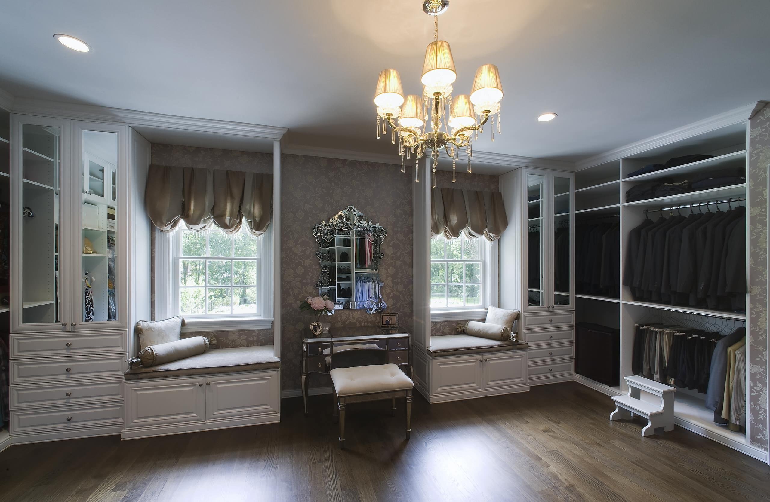 планировка комнаты с окном посередине