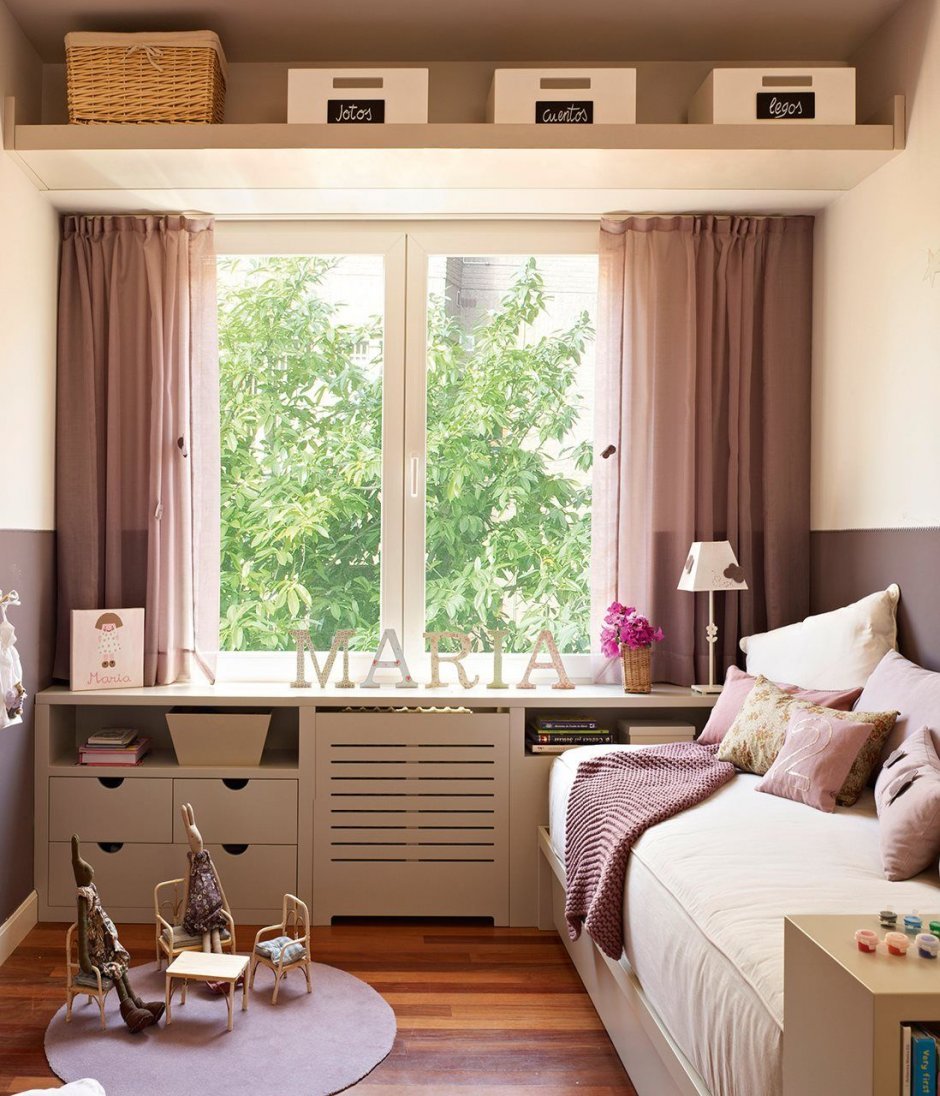 Диван у окна в интерьере