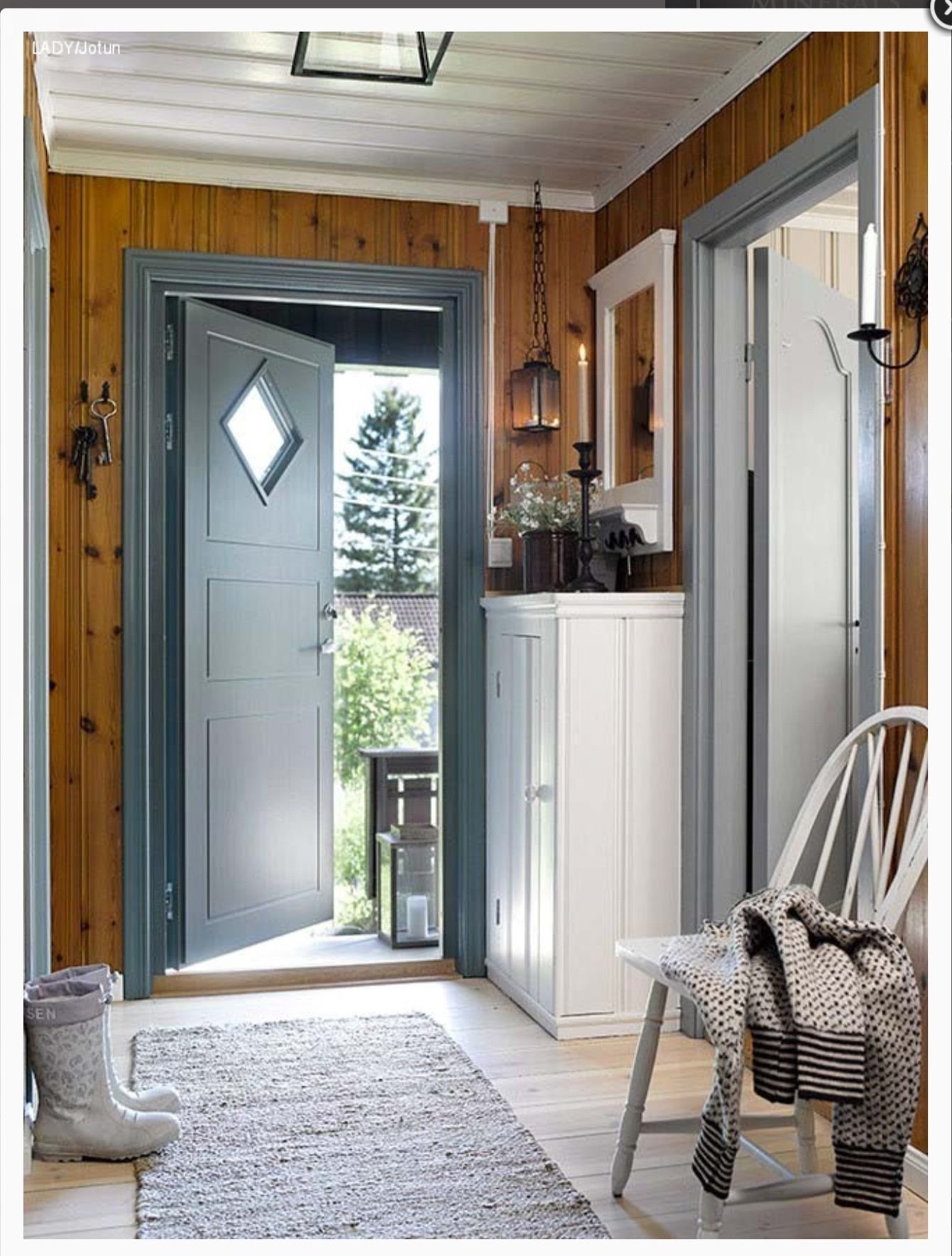 Входная дверь в скандинавском стиле