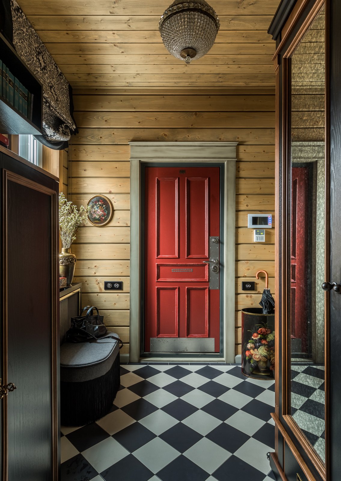 серые двери в интерьере деревянного дома