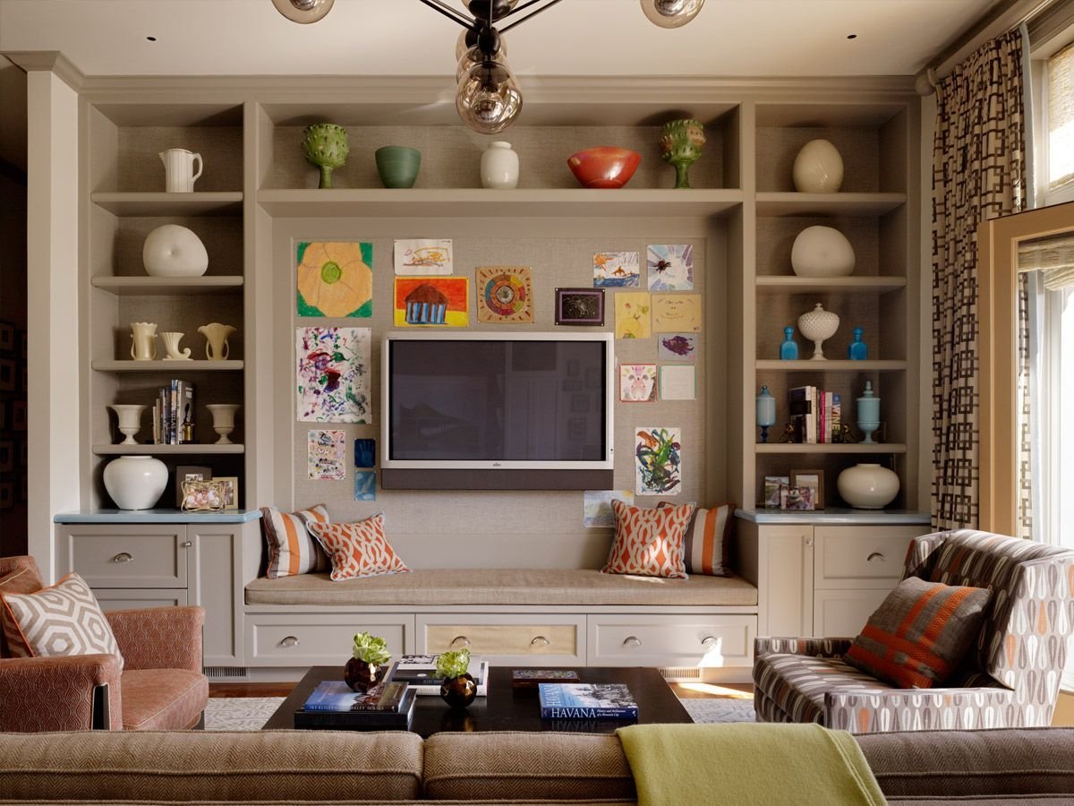 Часы над диваном