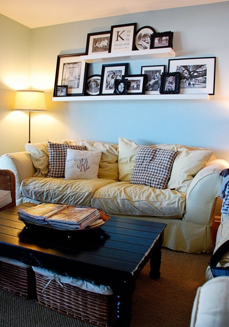 Система хранения над диваном