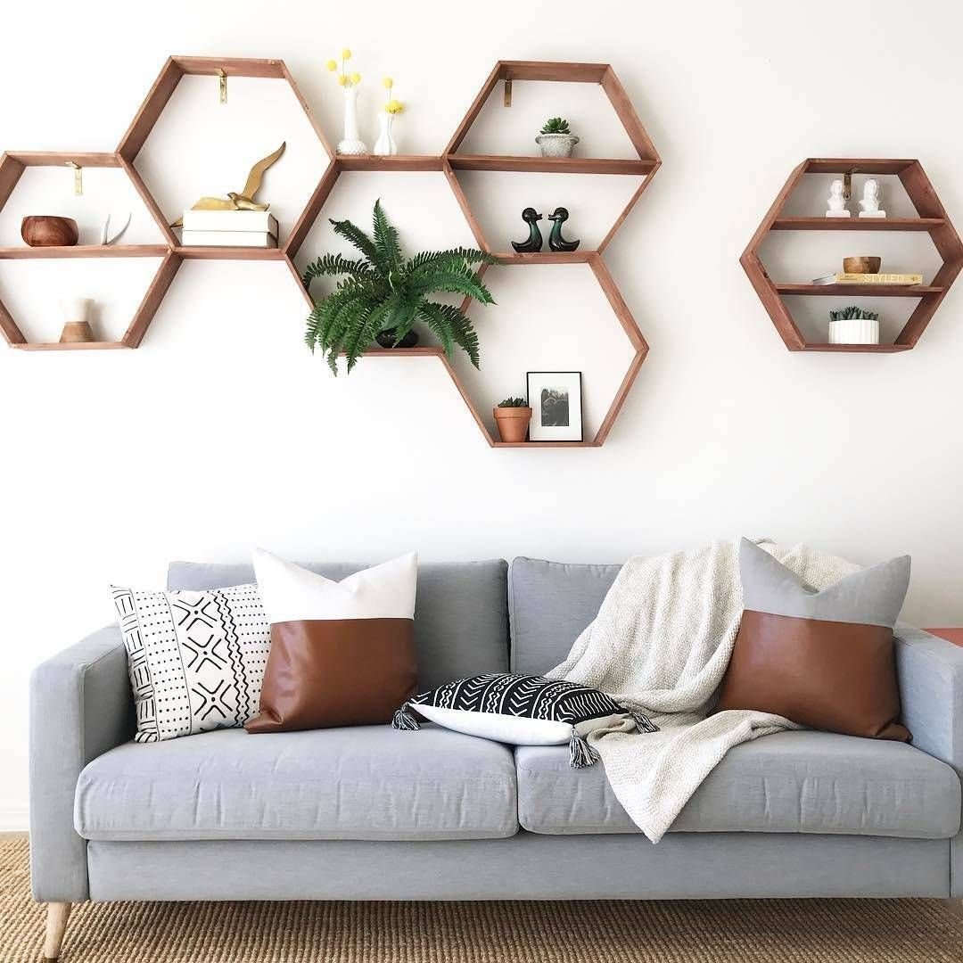 Полка над диваном в гостиной