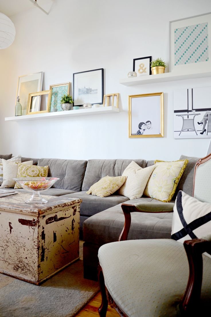 Полки ЛАКК икеа навесные в интерьере в гостиной