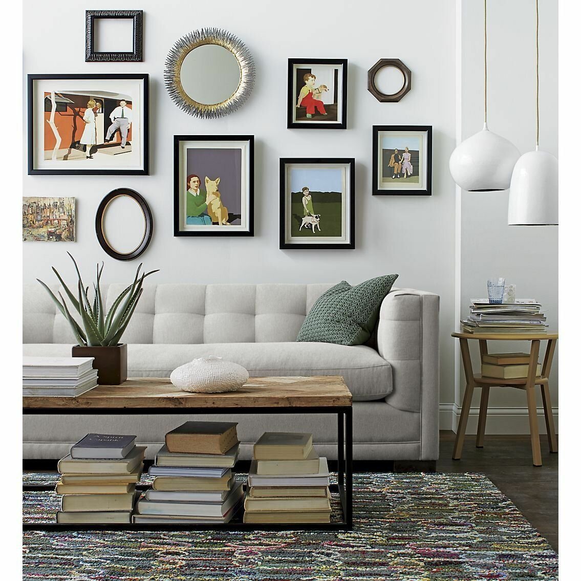 Полочки над диваном в гостиной