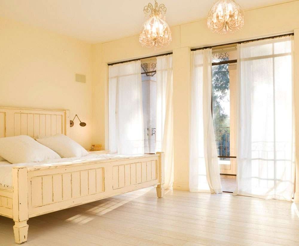 Кровать в эркере изголовьем